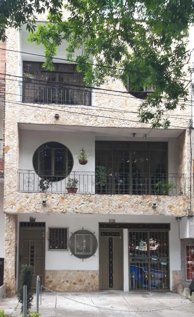 Casa Entera-Cerca A Mall La Central Y Estacion De Tranvia Μεντεγίν 0*,